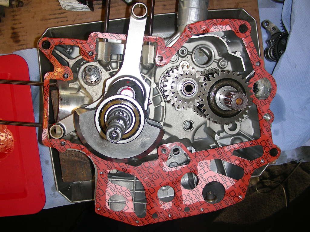 Demontierter Vergasermotor. Zylinderkopf mit Kipphebelwelle am Motor  montiert. DIY Reparatur. Ventileinstellung Stockfotografie - Alamy